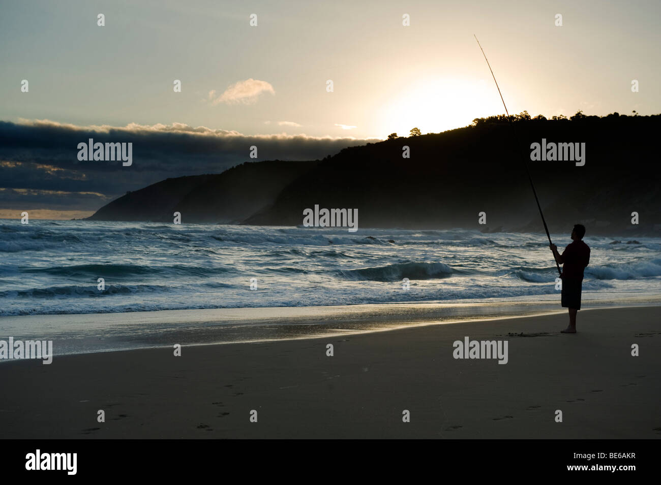 Pêcheur sur la plage au coucher du soleil, Désert, Route des Jardins, Afrique du Sud Banque D'Images