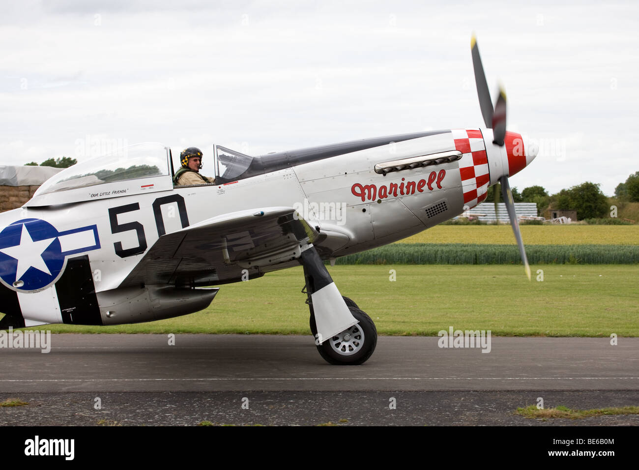 North American P-51D Mustang 'NA-5 arinell' 5-QB 4413521 G-MRLL roulage après l'atterrissage à Breighton Airfield Banque D'Images