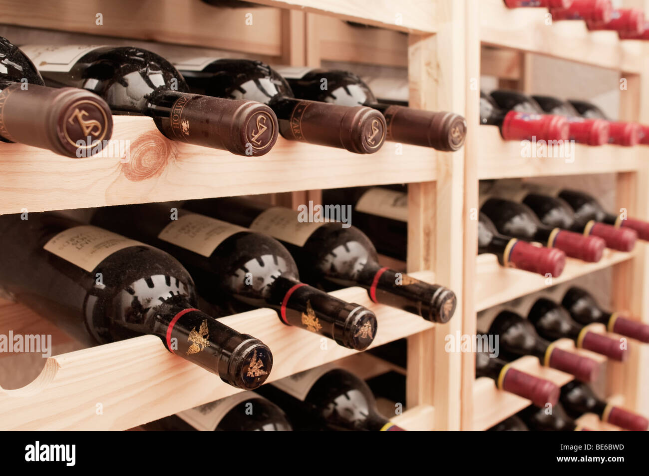 Des piles de vin en cave à vin vintage Banque D'Images