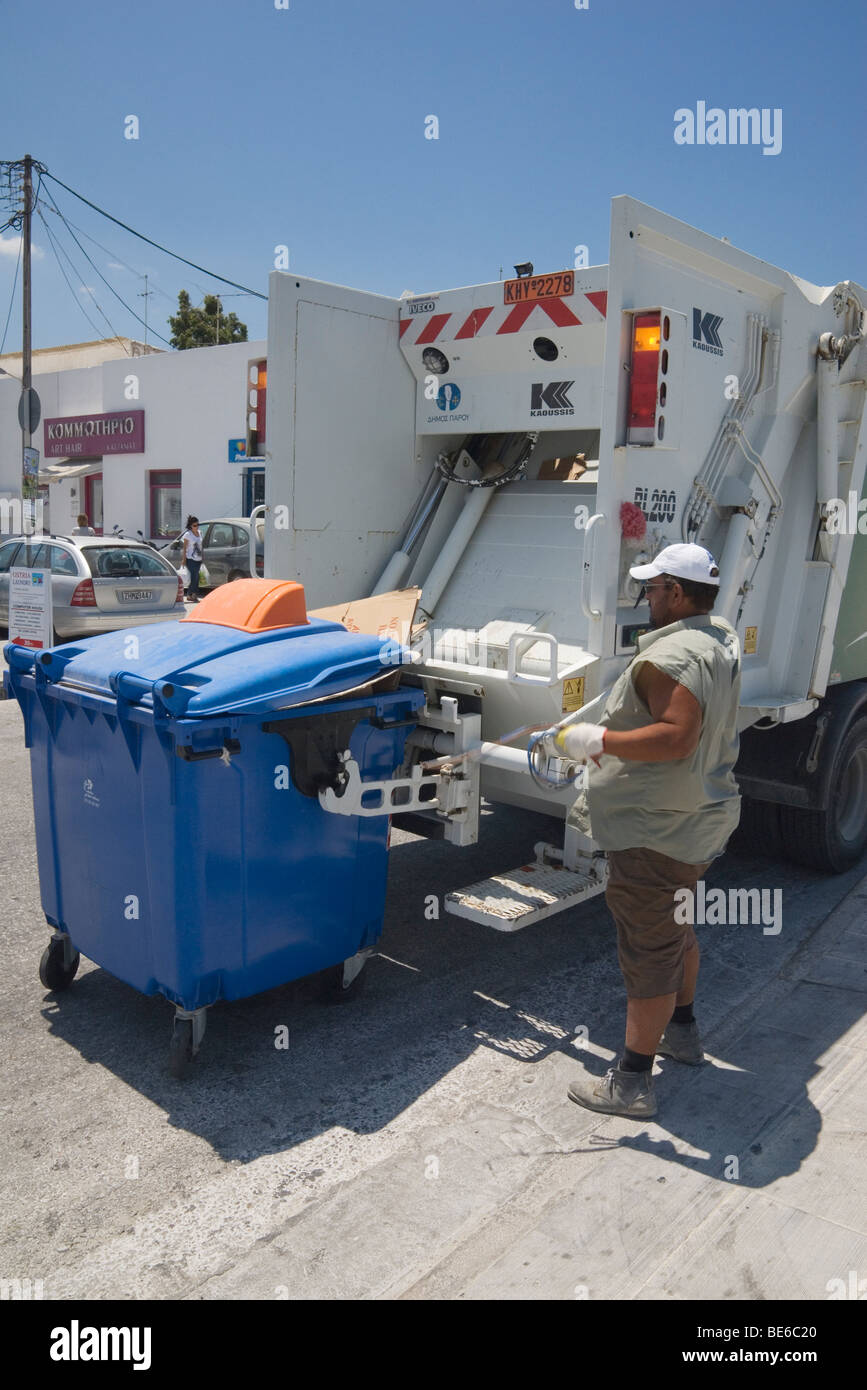 Bac de recyclage communautaire étant placés sur un camion poubelle en Grèce  Photo Stock - Alamy
