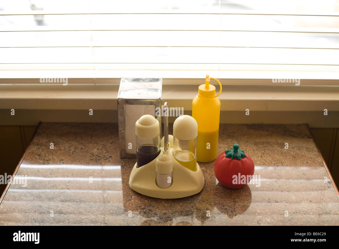 Cafe table top avec condiments à partir de 1960 Banque D'Images