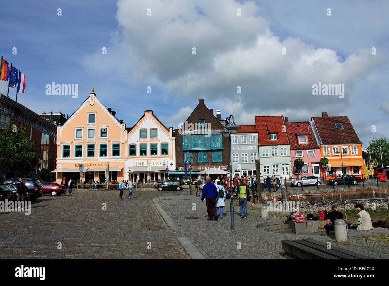 Rangée de maisons dans le port d'Husum, côte de la mer du Nord, Schleswig Holstein, Allemagne, Europe Banque D'Images