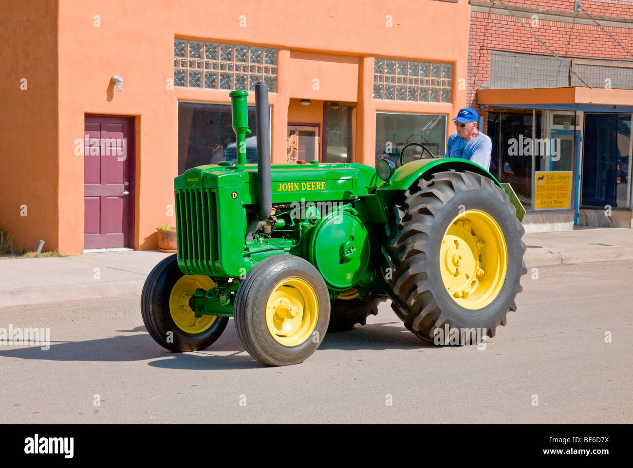 Une couleur vert vif et jaune d'un tracteur John Deere chugs par dans la rue Festival à Carrizozo, Nouveau Mexique. Banque D'Images