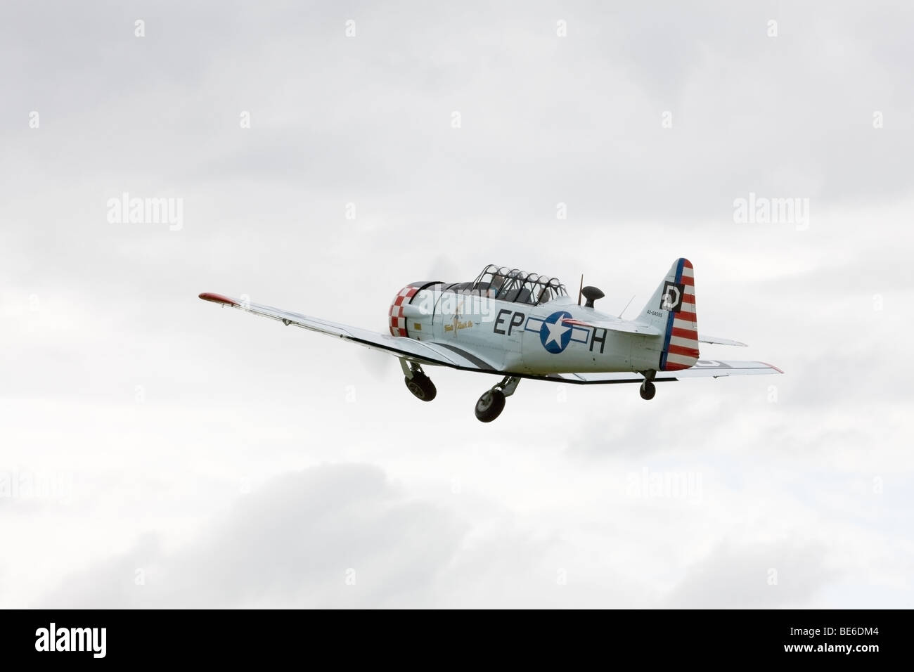 North American AT-6D Harvard III 42-84555 EP-H G-ELMH en vol après le décollage de Breighton Airfield Banque D'Images