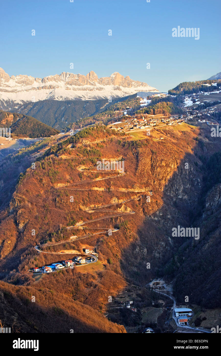 De la montagne à l'Ritten serpentines rue de la Valle Isarco à Valthun, Tyrol du Sud, Italie, Europe Banque D'Images