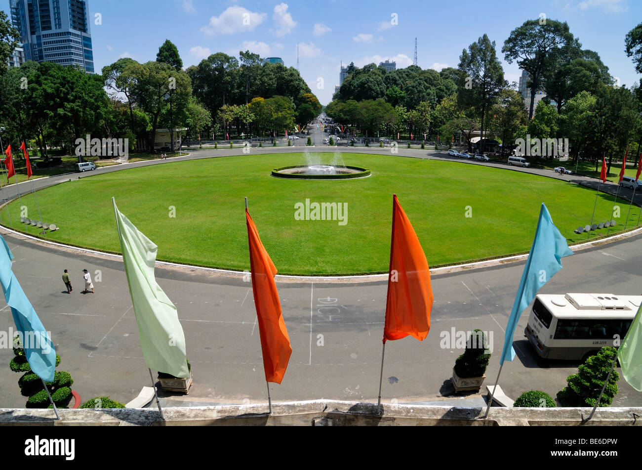 Drapeaux et fontaine sur la plaza, Palais de la Réunification, Ho Chi Minh Ville, Saigon, Vietnam, Asie du sud-est Banque D'Images