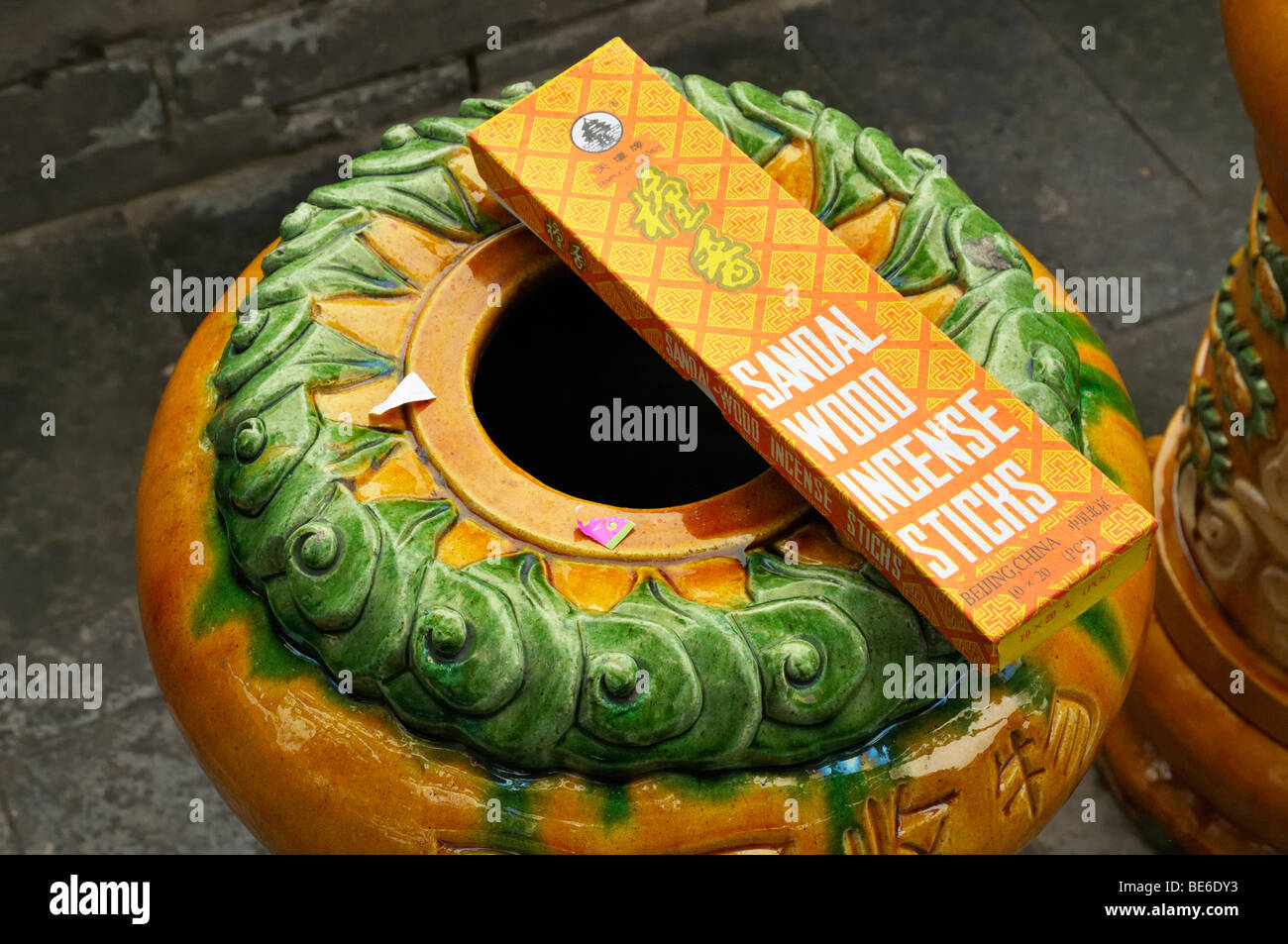 Une boîte de sandlewood encens sur un pot sur le couteau de Lama Temple Yong He Gong, Beijing CN Banque D'Images