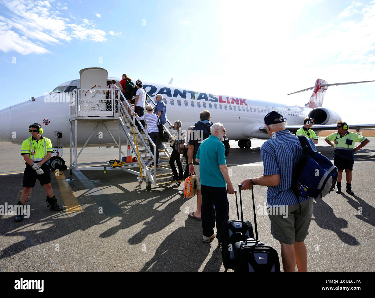 Les passagers d'Qantas Airlines Boeing 717, l'aéroport de Ayers Rock, aussi connu comme aéroport Connellan, Ayers Rock, dans le Nord de Terri Banque D'Images