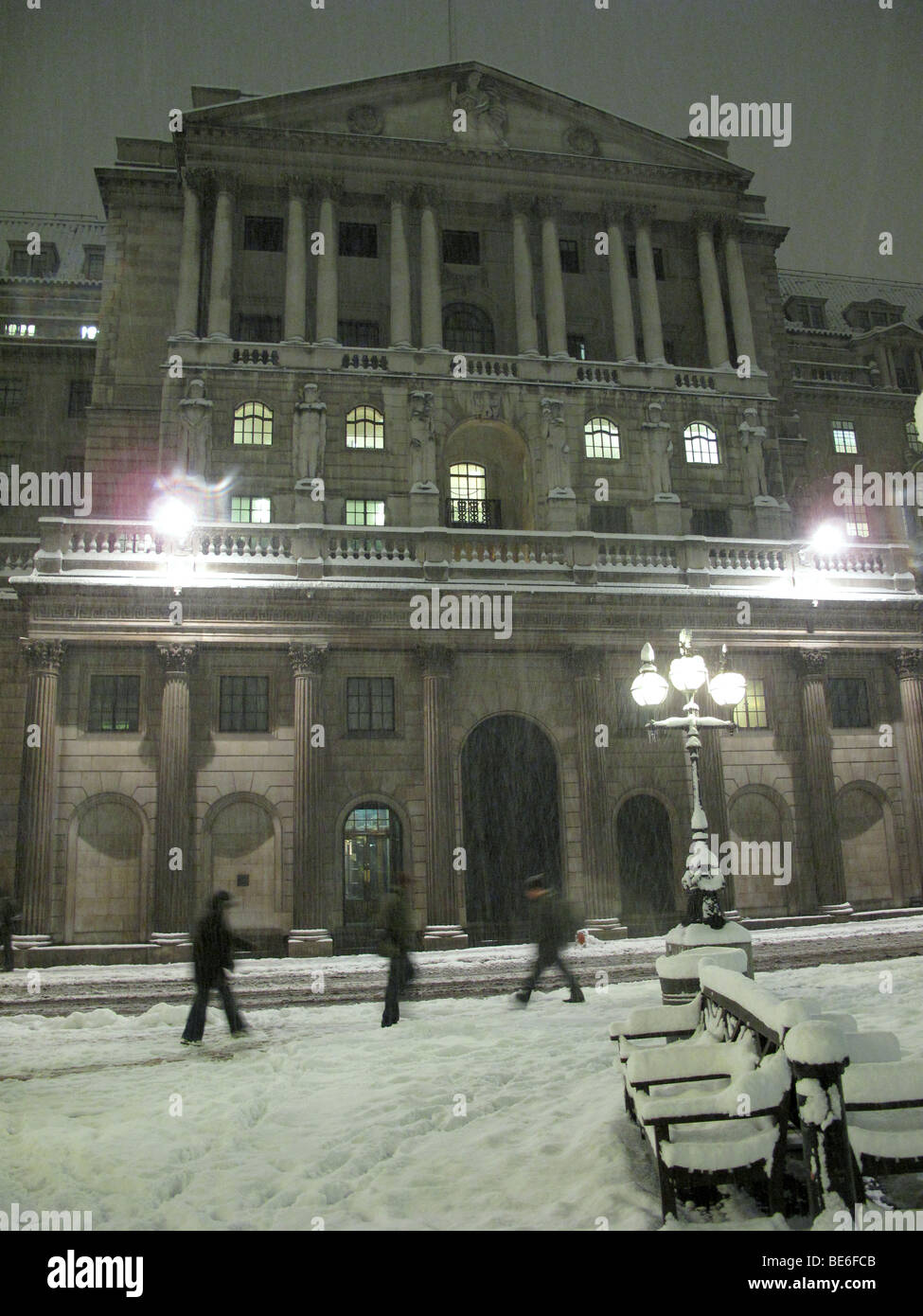 La neige recouvre le sol à l'extérieur de la Banque d'Angleterre le Threadneadle Street au centre de Londres Banque D'Images