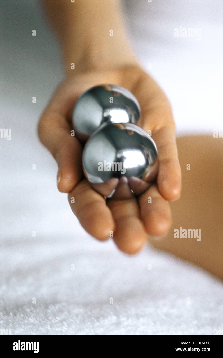 Hand holding up paire de boules Yin Yang Banque D'Images