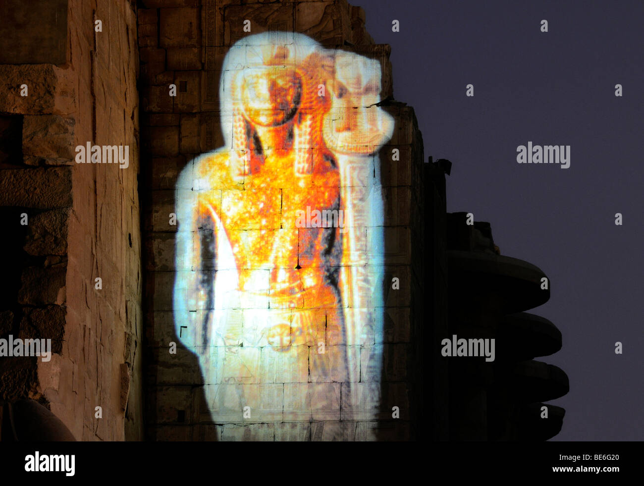 Mur d'image projetée sur le Temple de Karnak, Louxor, Egypte, Afrique du Sud Banque D'Images