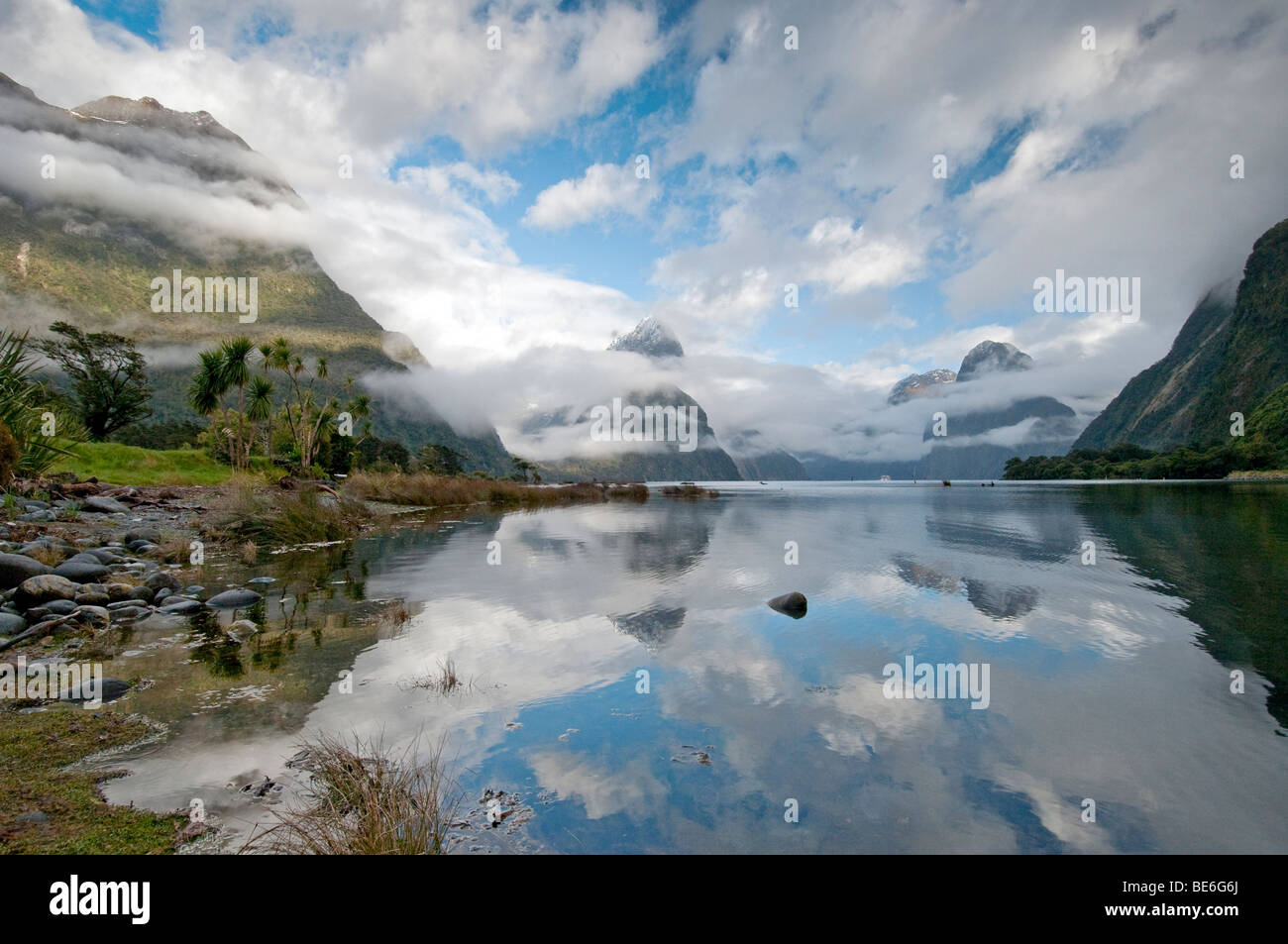 Tôt le matin, vues de Milford Sound, île du Sud, Nouvelle-Zélande Banque D'Images