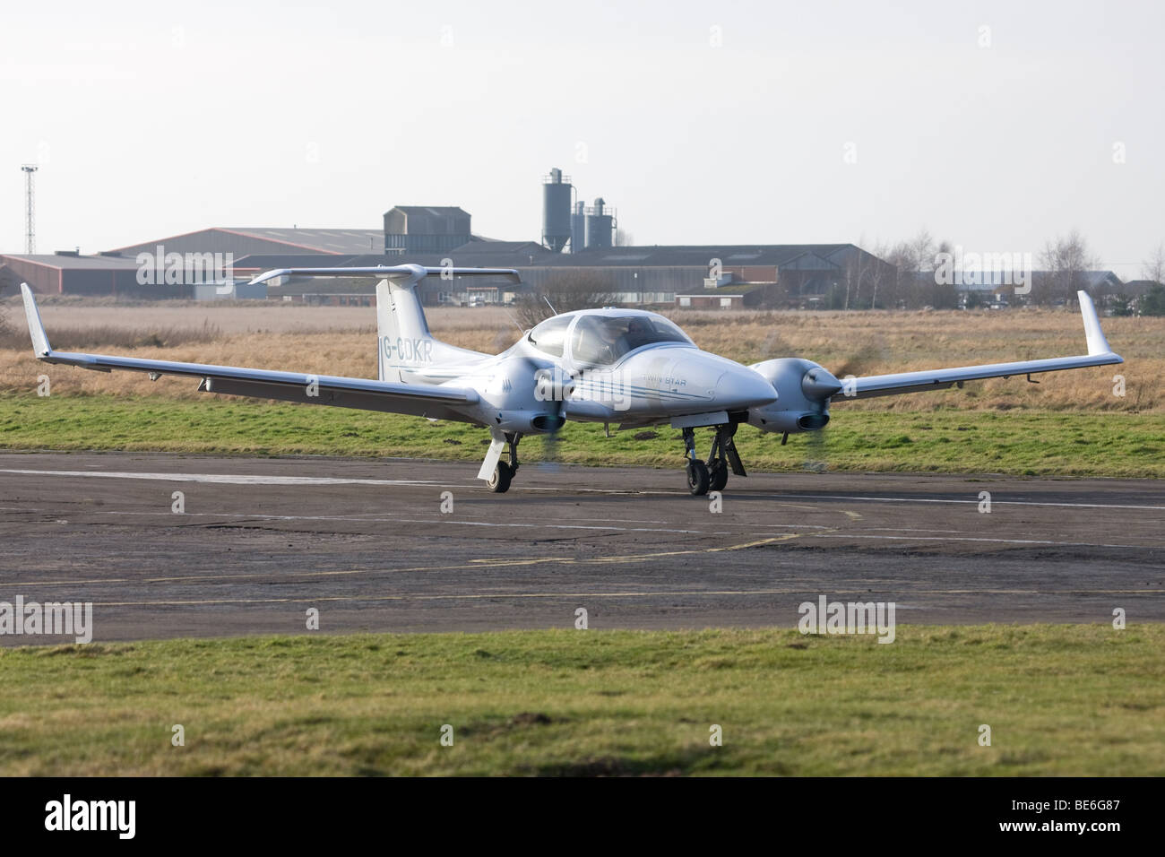 Diamond DA42 Twin Star G-CDKR le roulage à Sandtoft Airfield Banque D'Images