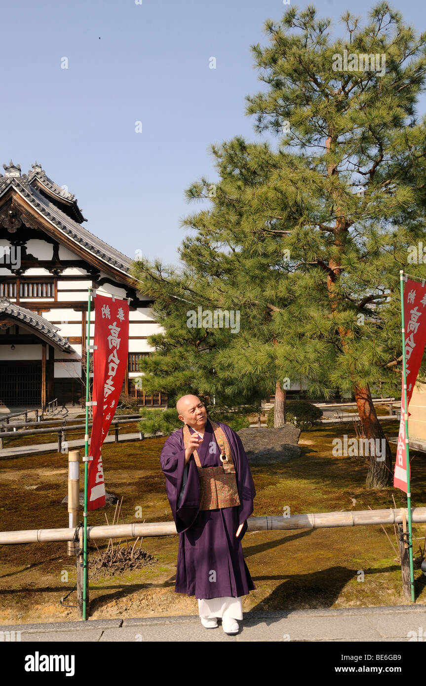 Le moine bouddhiste en face de Kodaiji Temple, Higashiyama, Kyoto, Japon, Asie Banque D'Images