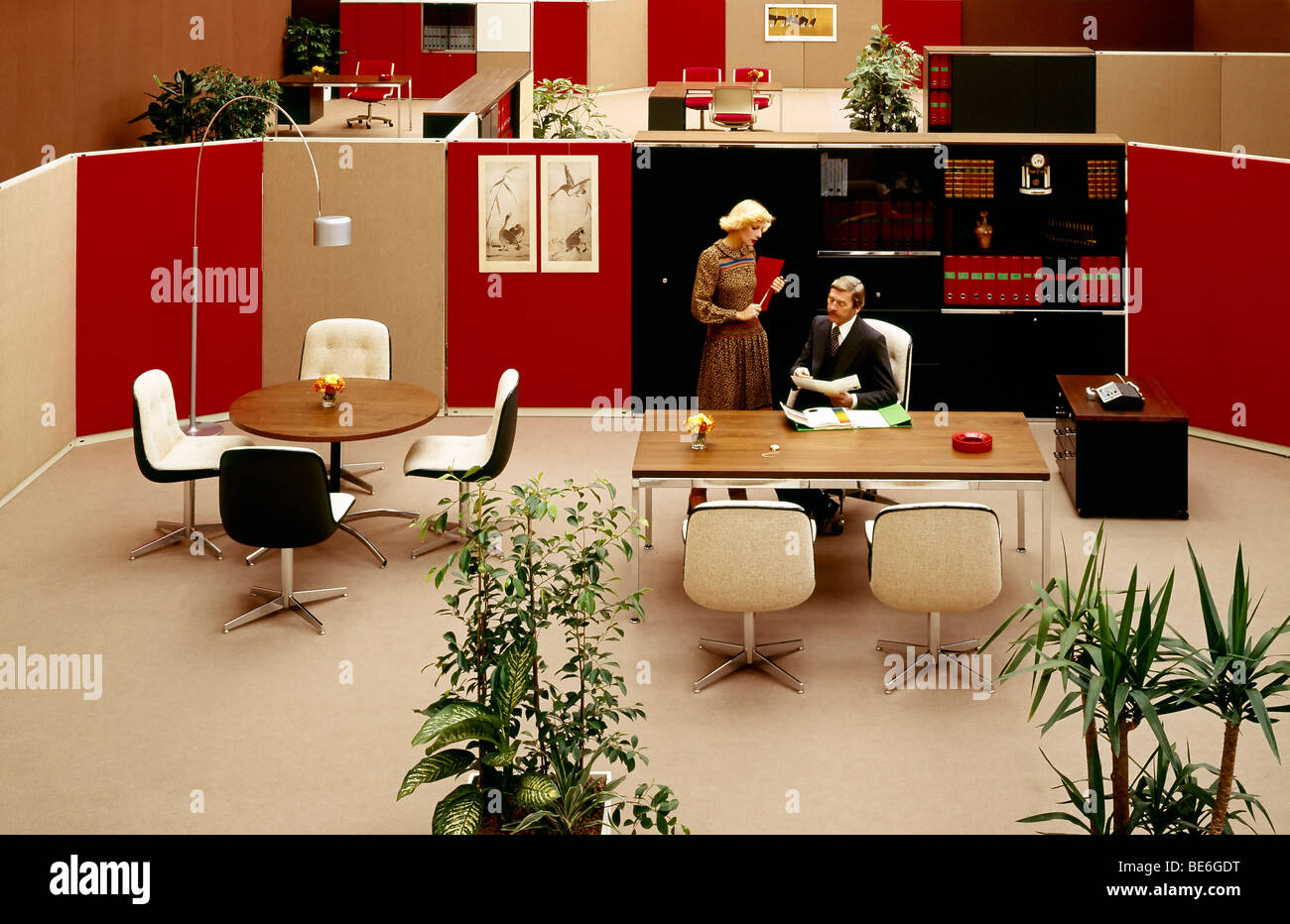 1970s bureaux d'espaces ouverts d'époque avec un homme de direction et une secrétaire Banque D'Images