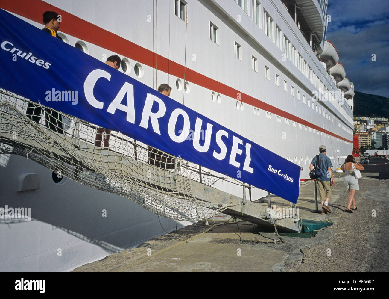 Les gens débarquent de Carousel de croisière à santa cruz la palma - - iles canaris Banque D'Images