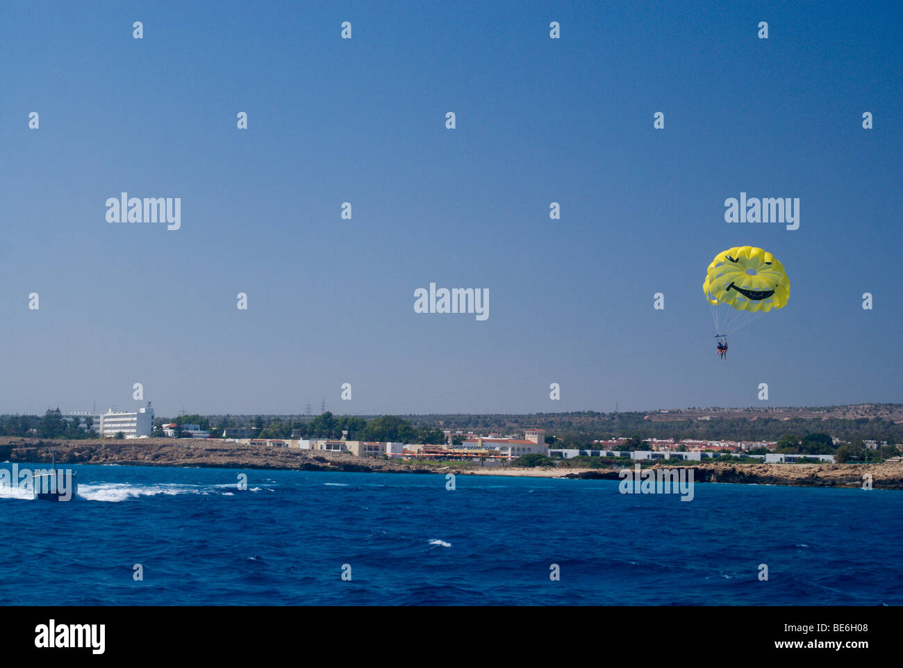 Voile et paraglyder Nissi Beach ayia napa Chypre Banque D'Images