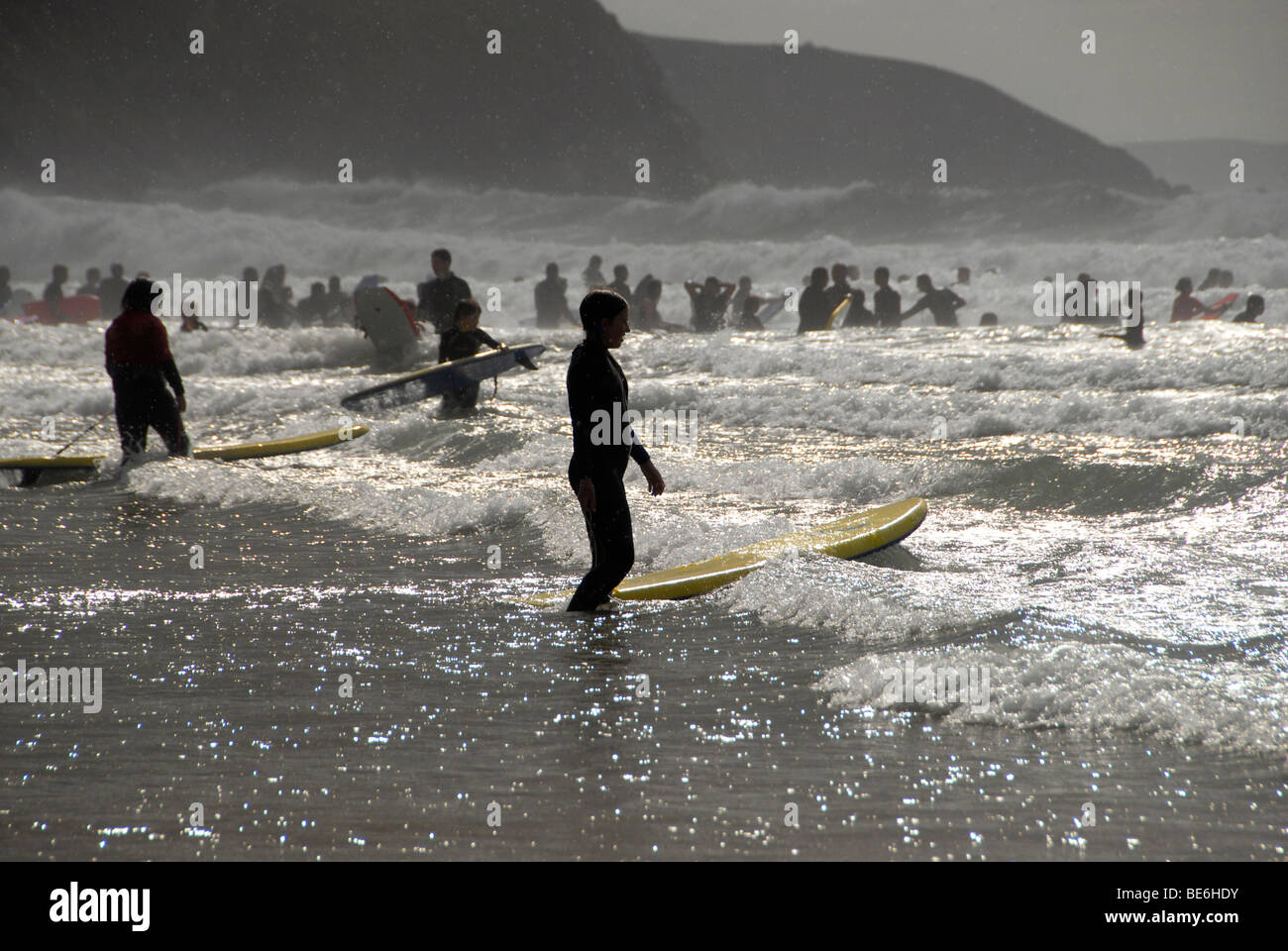 Les surfeurs et les planchistes dans surfez sur Broad Oak beach Cornwall UK Banque D'Images