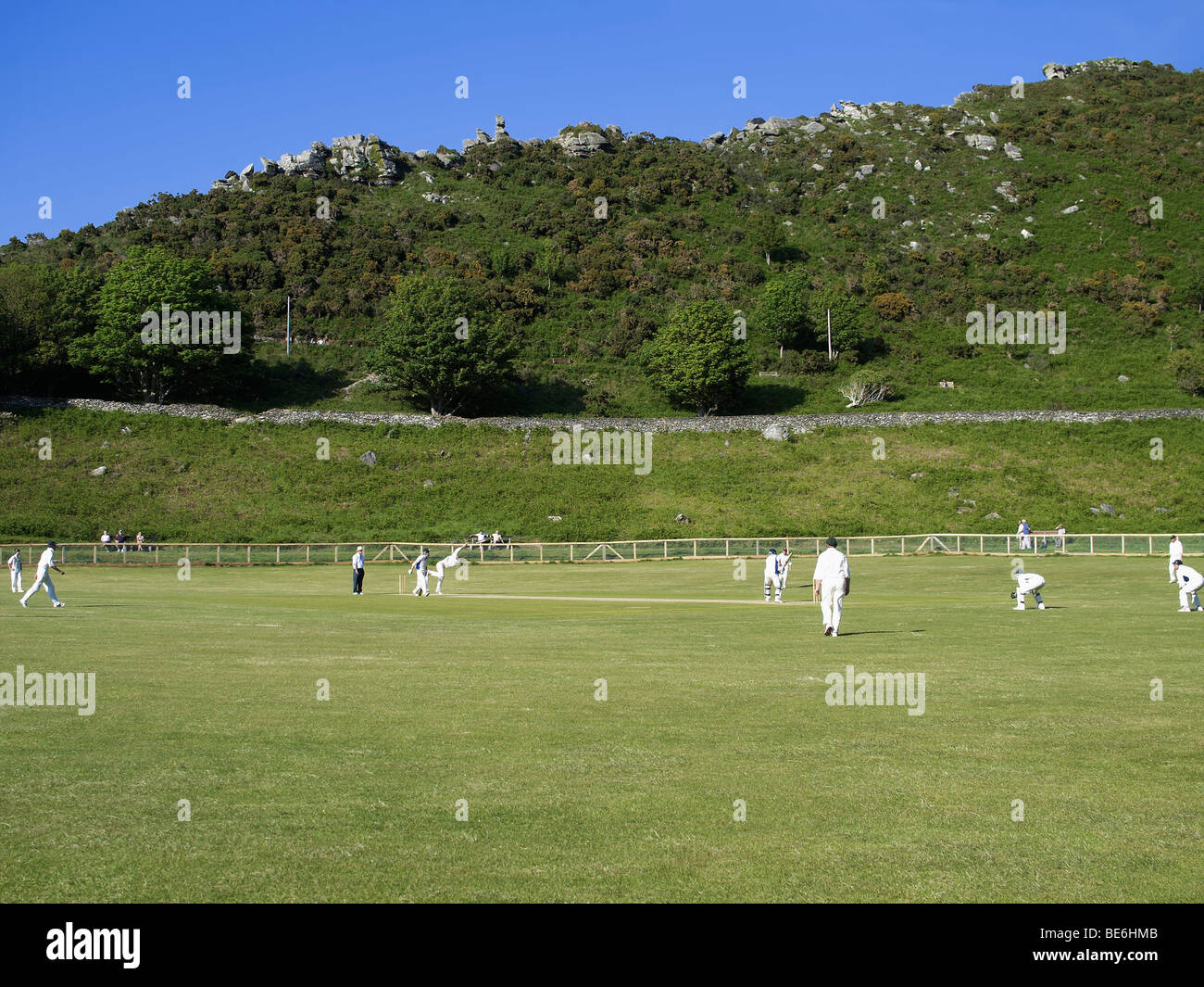 Un match de cricket lynton cricket club dans la vallée des roches lynton devon Banque D'Images