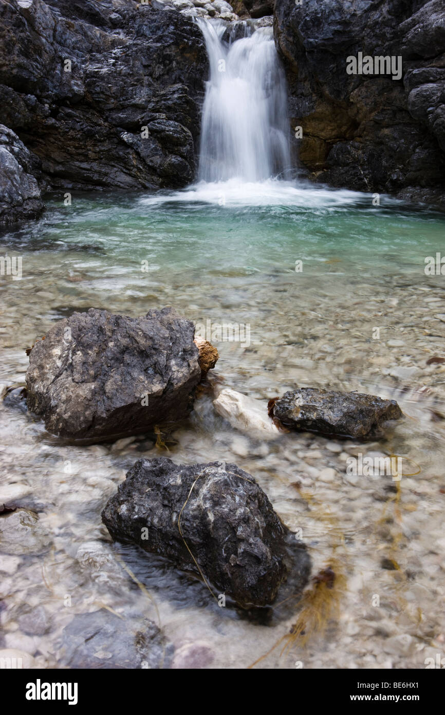 Petite cascade dans le ruisseau Vomper, gamme de Karwendel, Tyrol du Nord, l'Autriche, Europe Banque D'Images