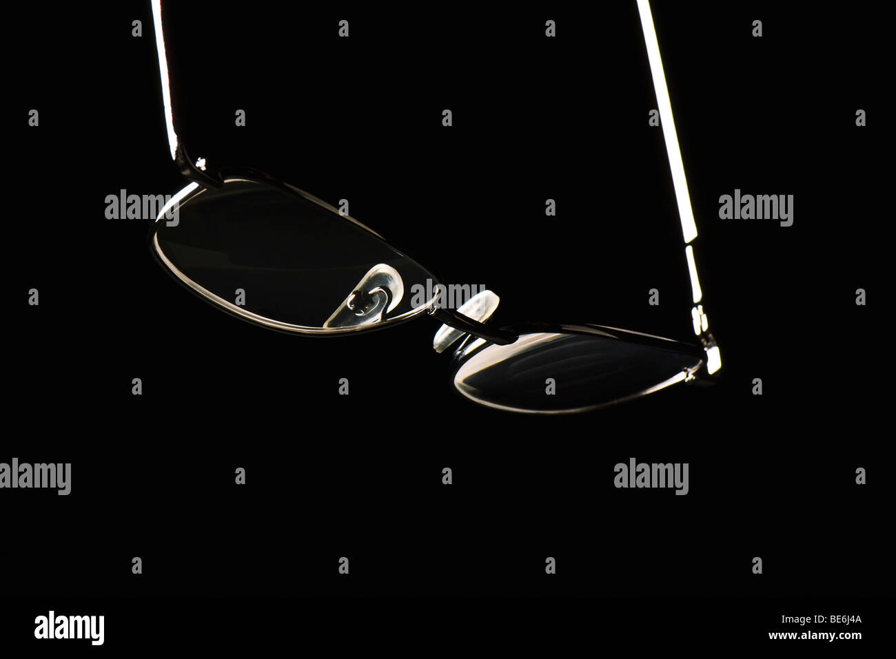 Les lunettes sur fond noir Banque D'Images