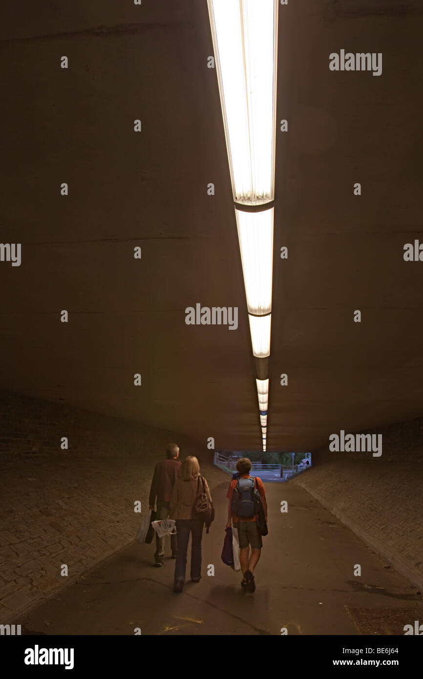 Les gens qui marchent par passage souterrain avec anti vandal lumières de sécurité Abergavenny Wales UK Banque D'Images