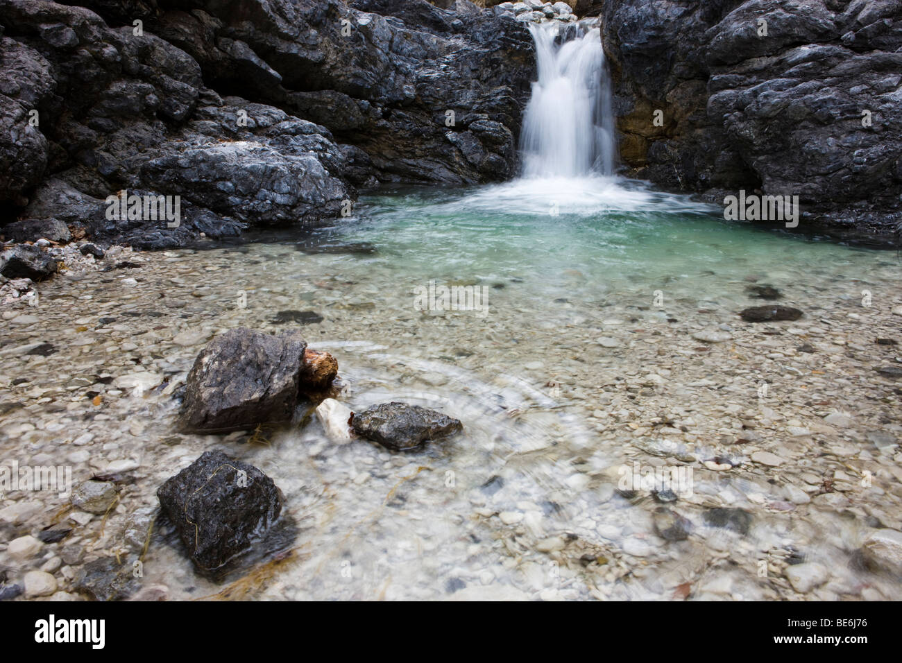 Petite cascade dans le ruisseau Vomper, gamme de Karwendel, Tyrol du Nord, l'Autriche, Europe Banque D'Images