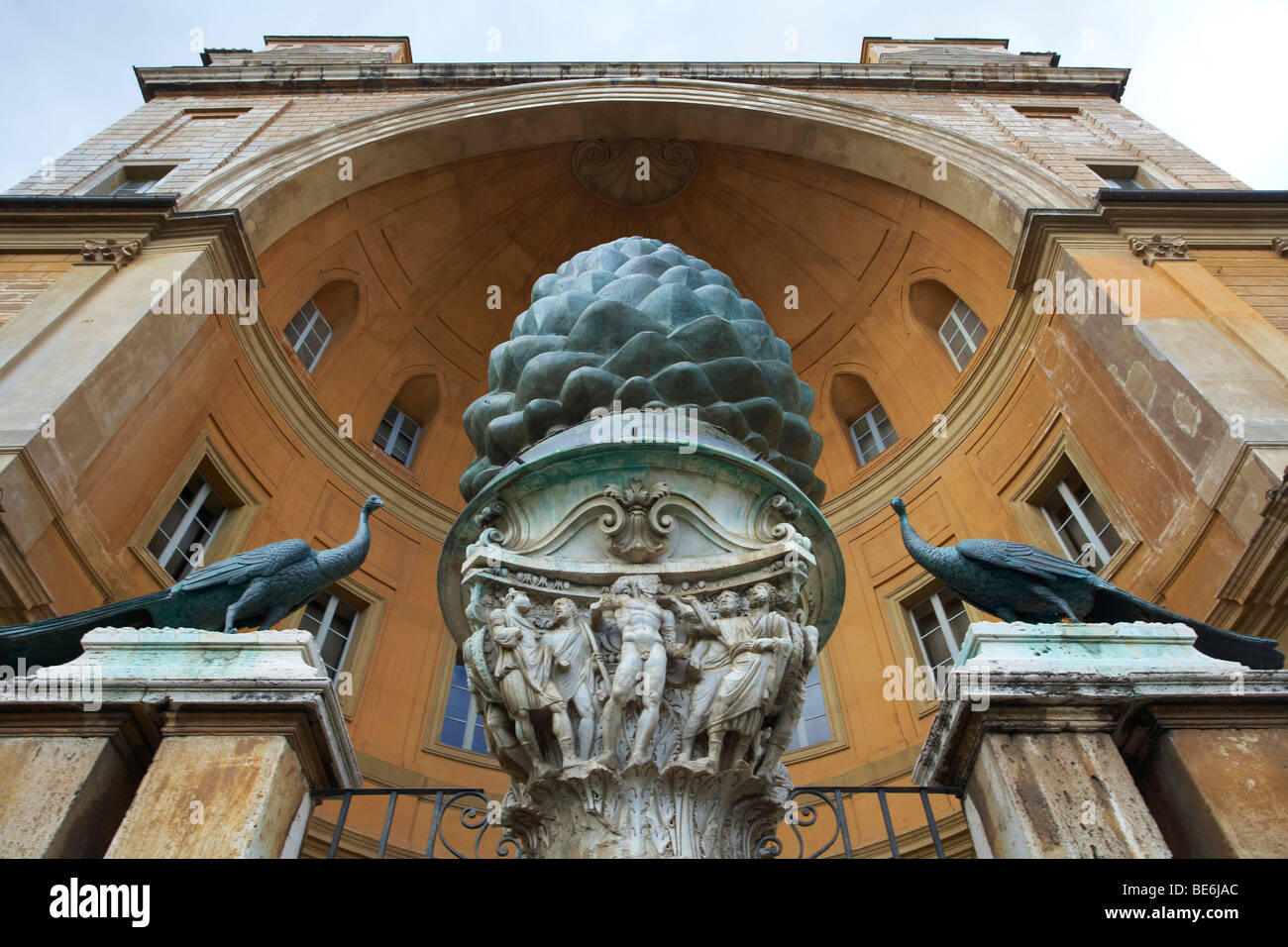 Palazzetto del Belvedere avec cône de pin, Cortile della Pigna, Cité du Vatican, Rome cours intérieures, Cité du Vatican, l'Europe Banque D'Images