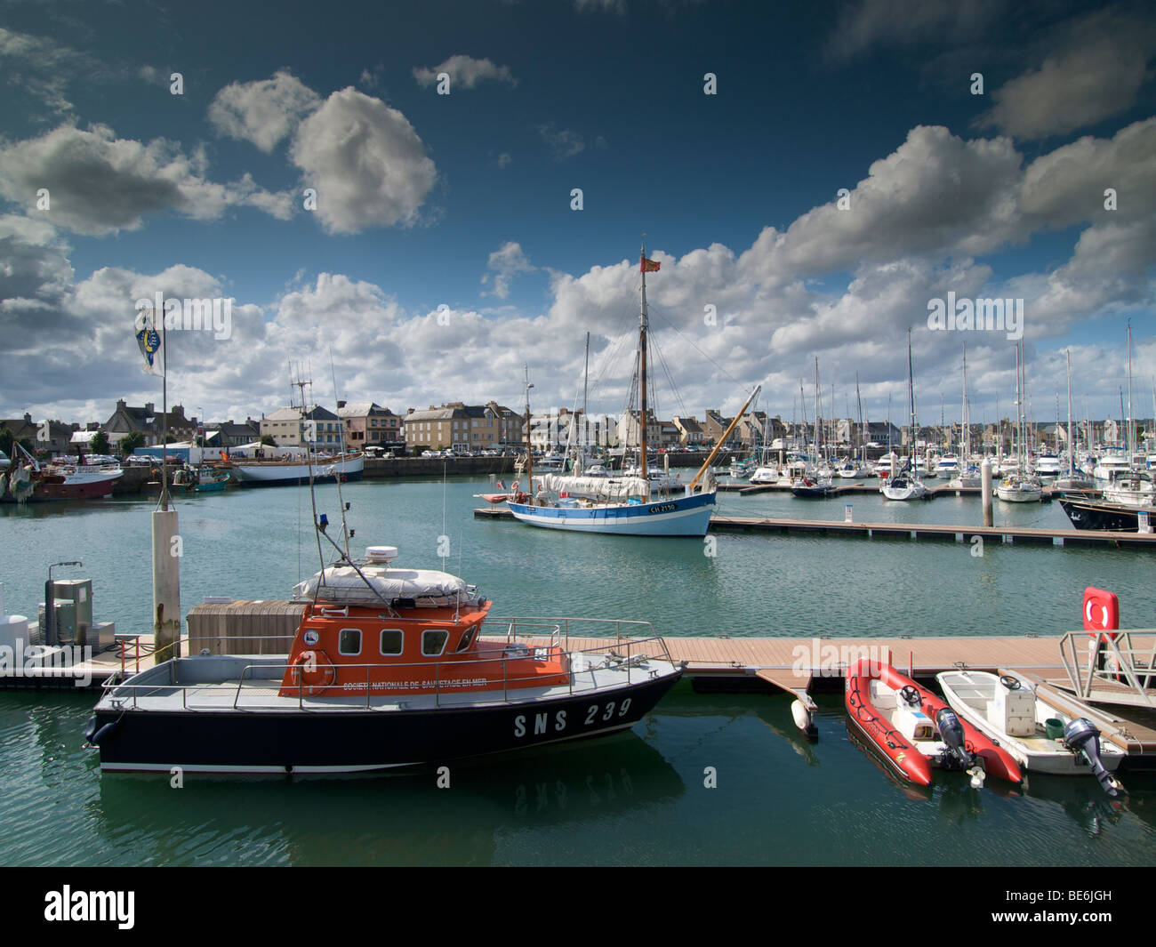 Bateaux de pêche port st vaast Banque de photographies et d’images à ...