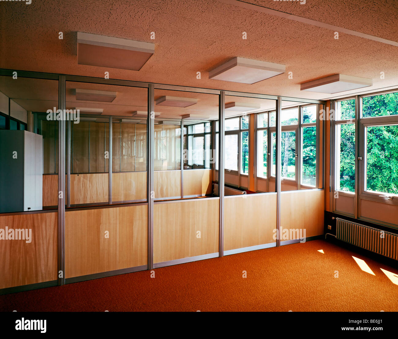 1970 bureaux vides avec cloison de verre Banque D'Images