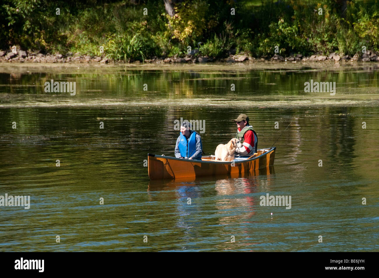 Couple fishing sur le canal Érié, NY USA. Banque D'Images