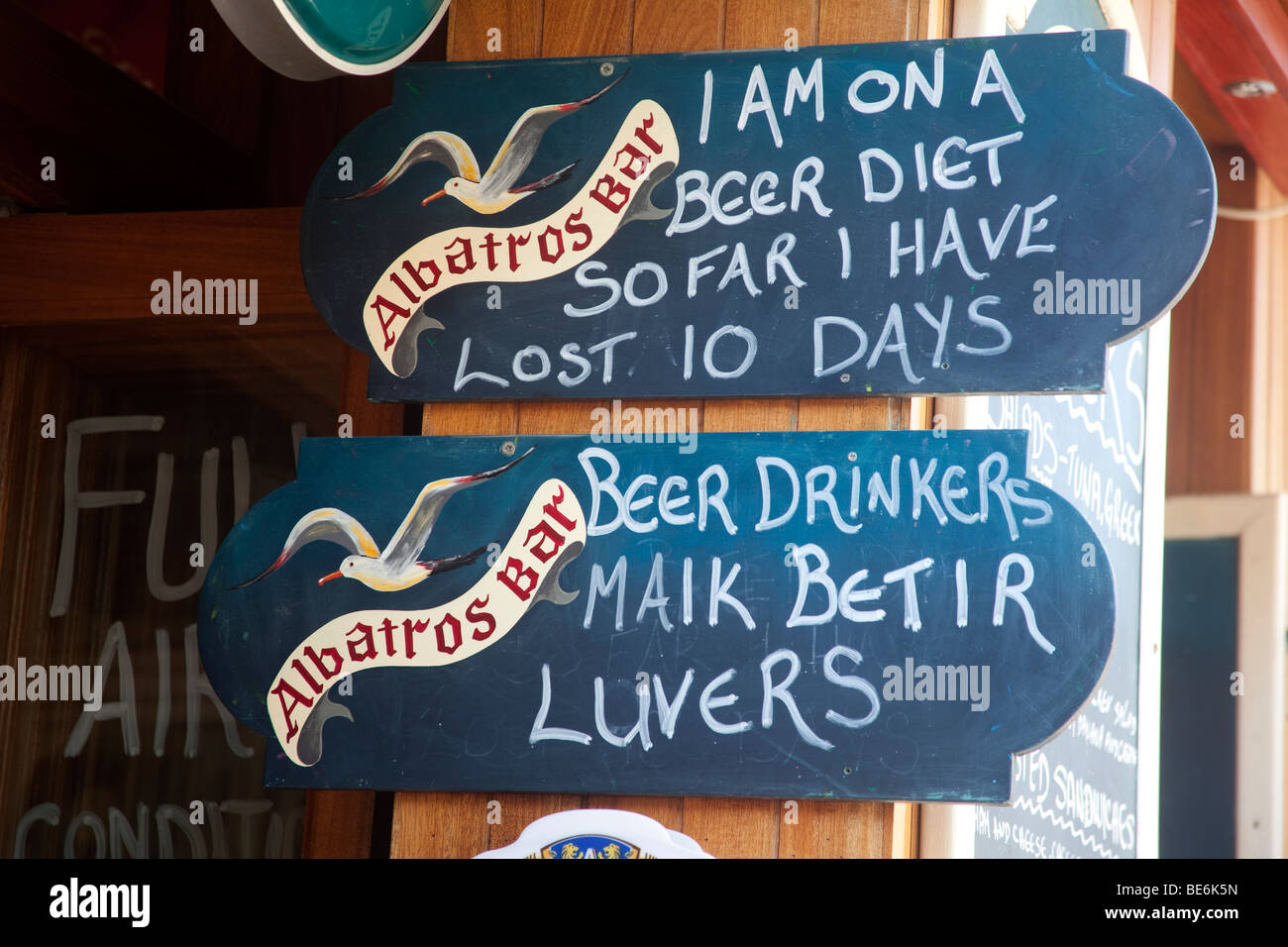 Phrases humoristiques dans les conseils dans un bar à Skiathos, Grèce Banque D'Images