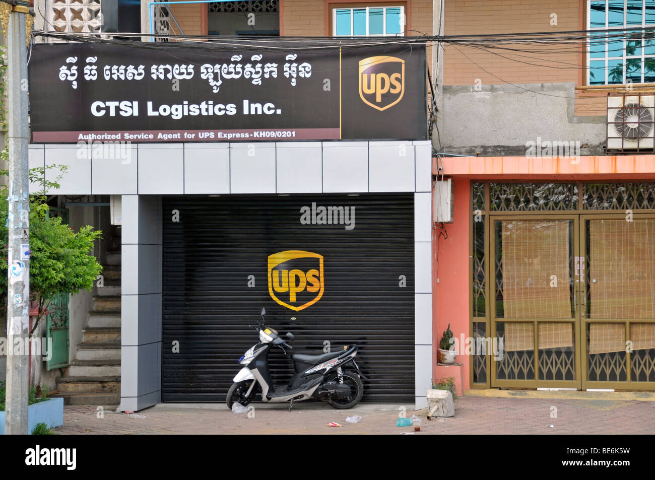 Direction générale et véhicule de livraison d'ups United Parcel Service, Phnom Penh, Cambodge, Asie Banque D'Images