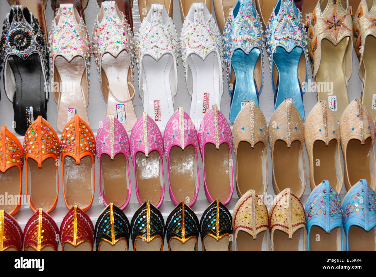Des chaussures pour la vente dans le bazar de la ville d'Ajmer, Rajasthan, Inde du nord, l'Asie Banque D'Images