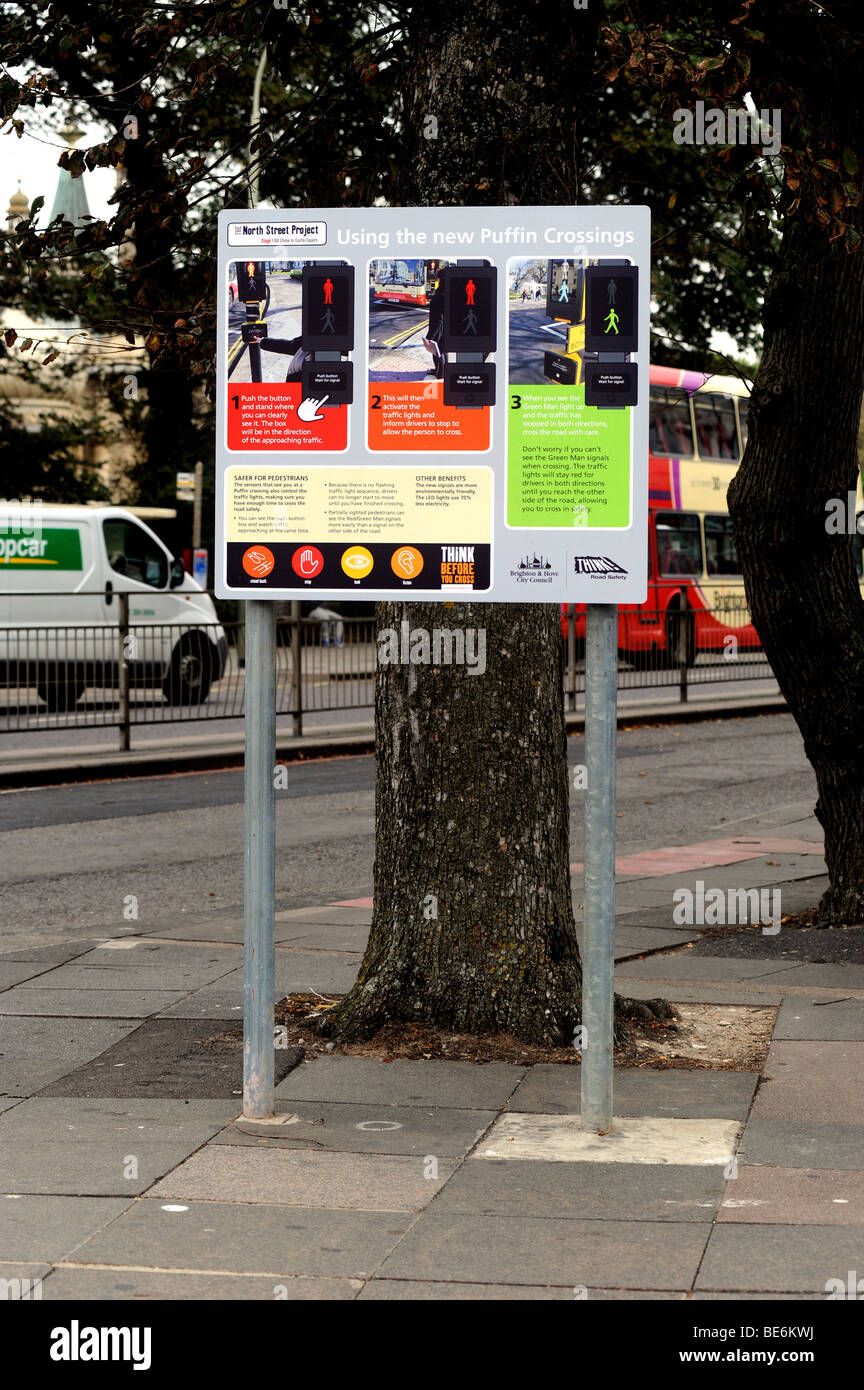Instructions pour l'utilisation d'un nouveau croisement macareux au bas de la rue du nord à Brighton Banque D'Images