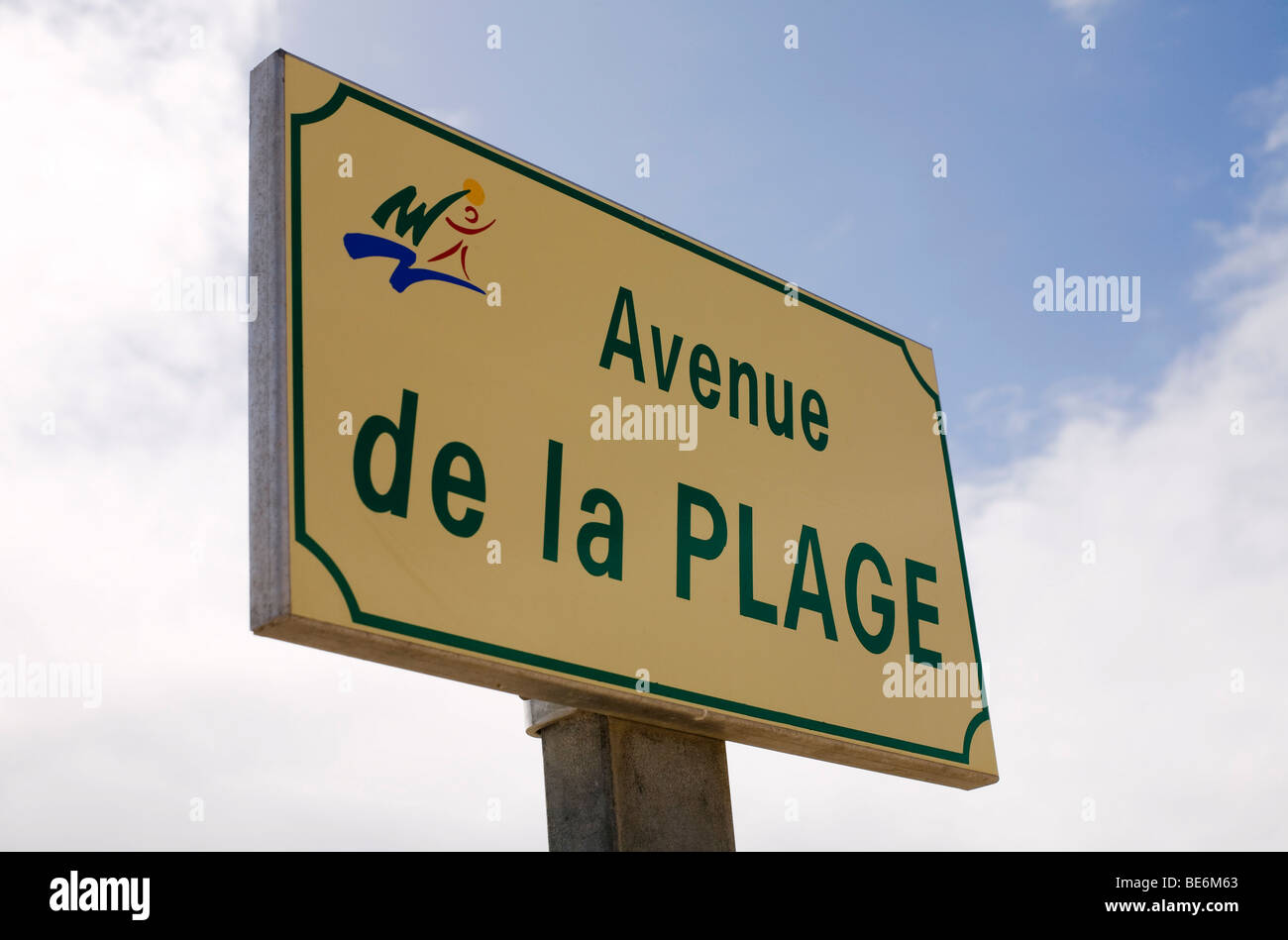 Plaque de rue à Carcans Plage, France pour l'Avenue de la Plage (Beach Avenue) dans la région de Bordeaux Banque D'Images