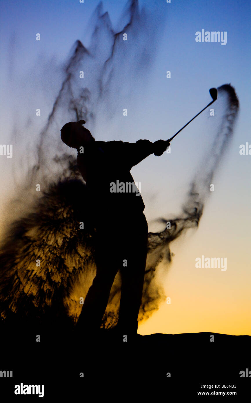 Silhouette d'un golfeur en fin de journée Banque D'Images