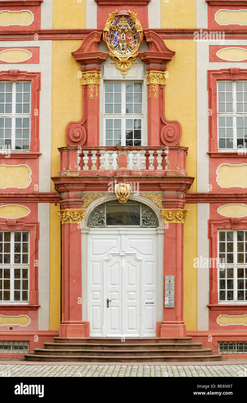 Entrée d'un bâtiment annexe, le tribunal de district de maintenant, Schloss Bruchsal Palace, résidence du prince-évêque, Bruchsal, Baden-Wuerttembe Banque D'Images