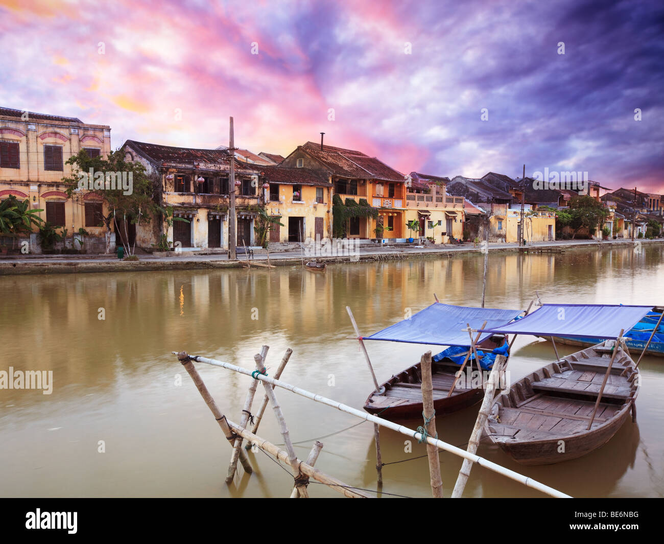 Bateaux de pêcheurs sur la rivière. Hoi An. Vietnam Banque D'Images