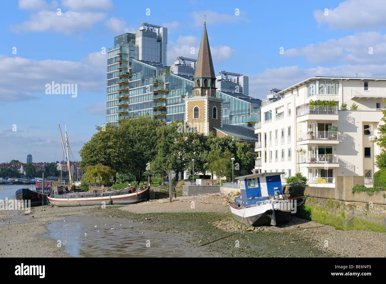 St Mary's Parish Church, Battersea, Londres, Angleterre, Royaume-Uni, sur les rives de la Tamise, entre bâtiments contemporains Banque D'Images