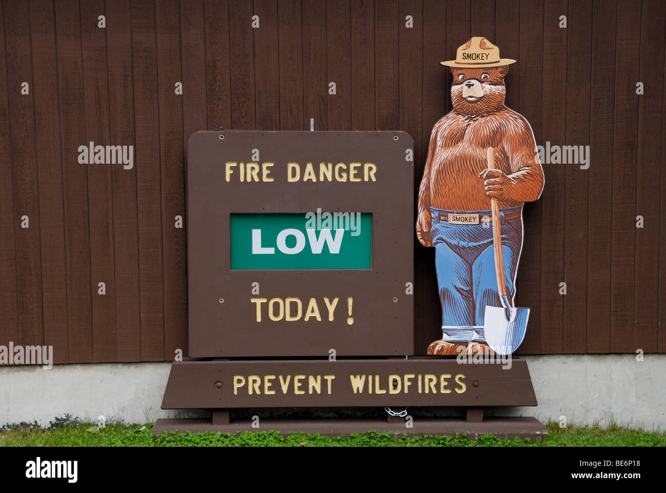 L'ours Smokey fire danger sign Banque D'Images