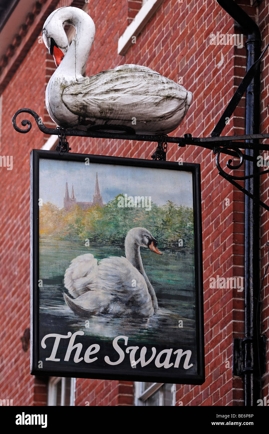 Enseigne de pub 'Le Cygne', rue des Oiseaux, Lichfield, Staffordshire, Angleterre, Royaume-Uni, Europe Banque D'Images