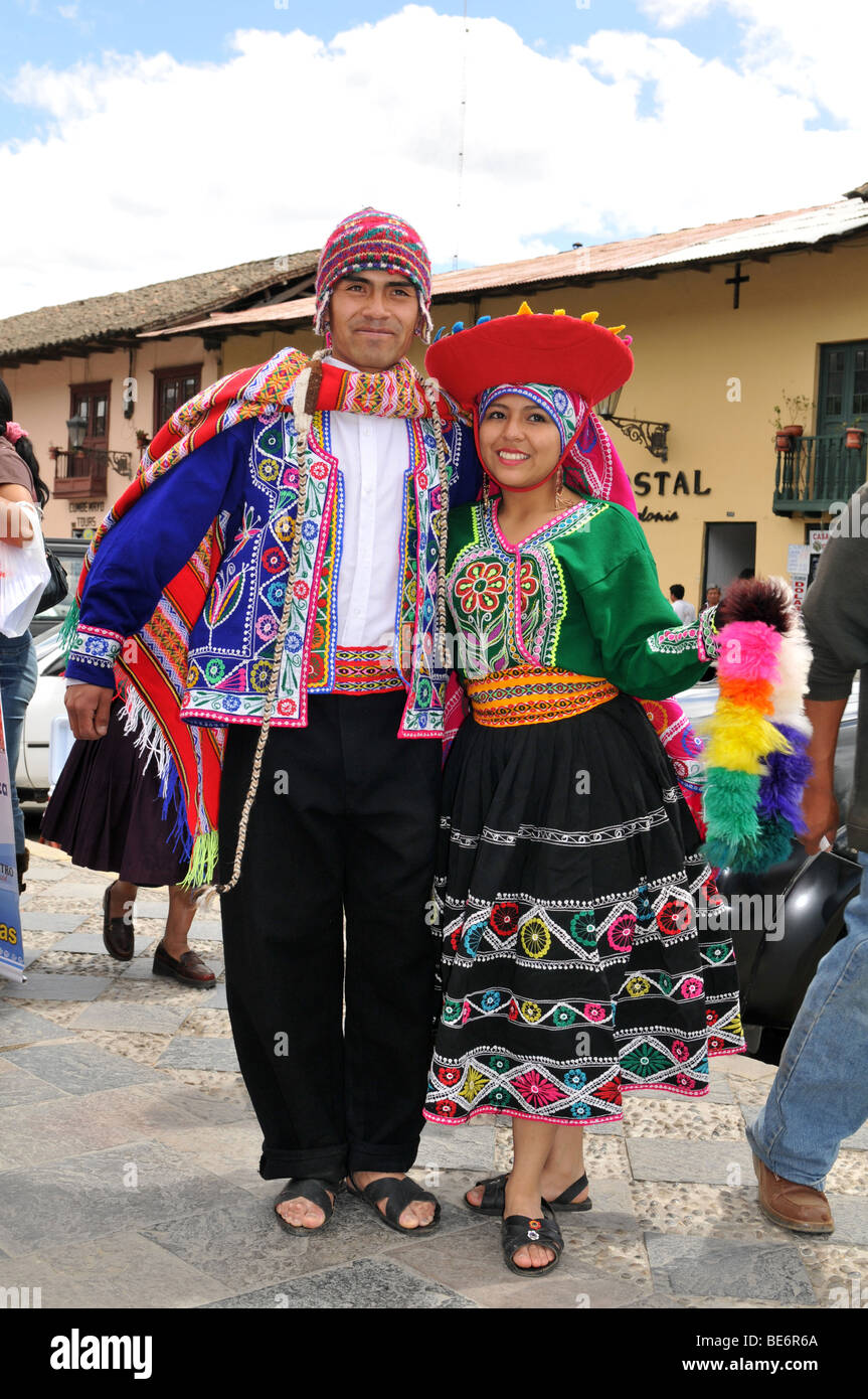 Vêtements péruviens traditionnels Banque de photographies et d'images à  haute résolution - Alamy