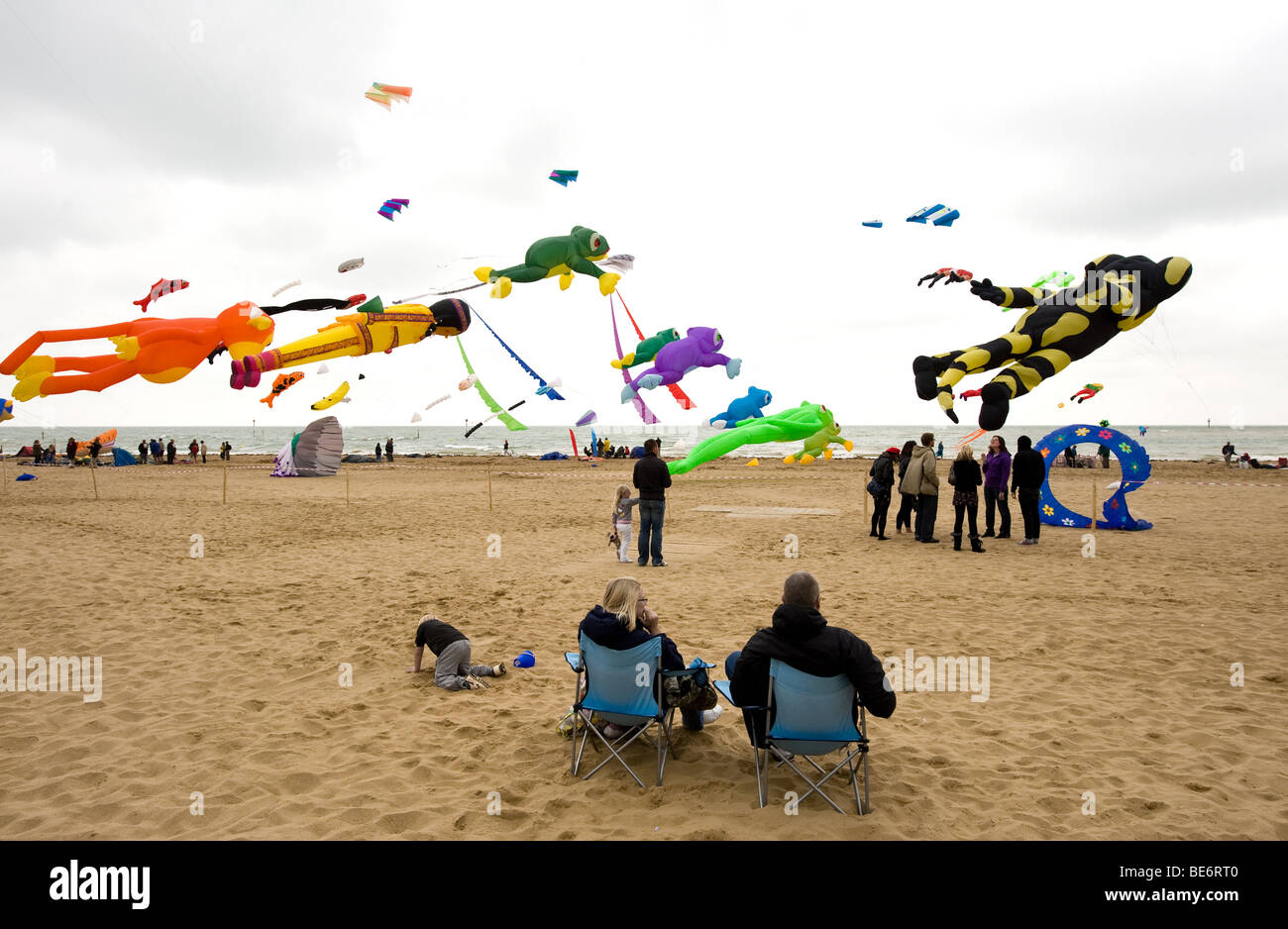 Les spectateurs de regarder un kite festival à plage de Margate, dans le Kent. Photo par Gordon 1928 Banque D'Images