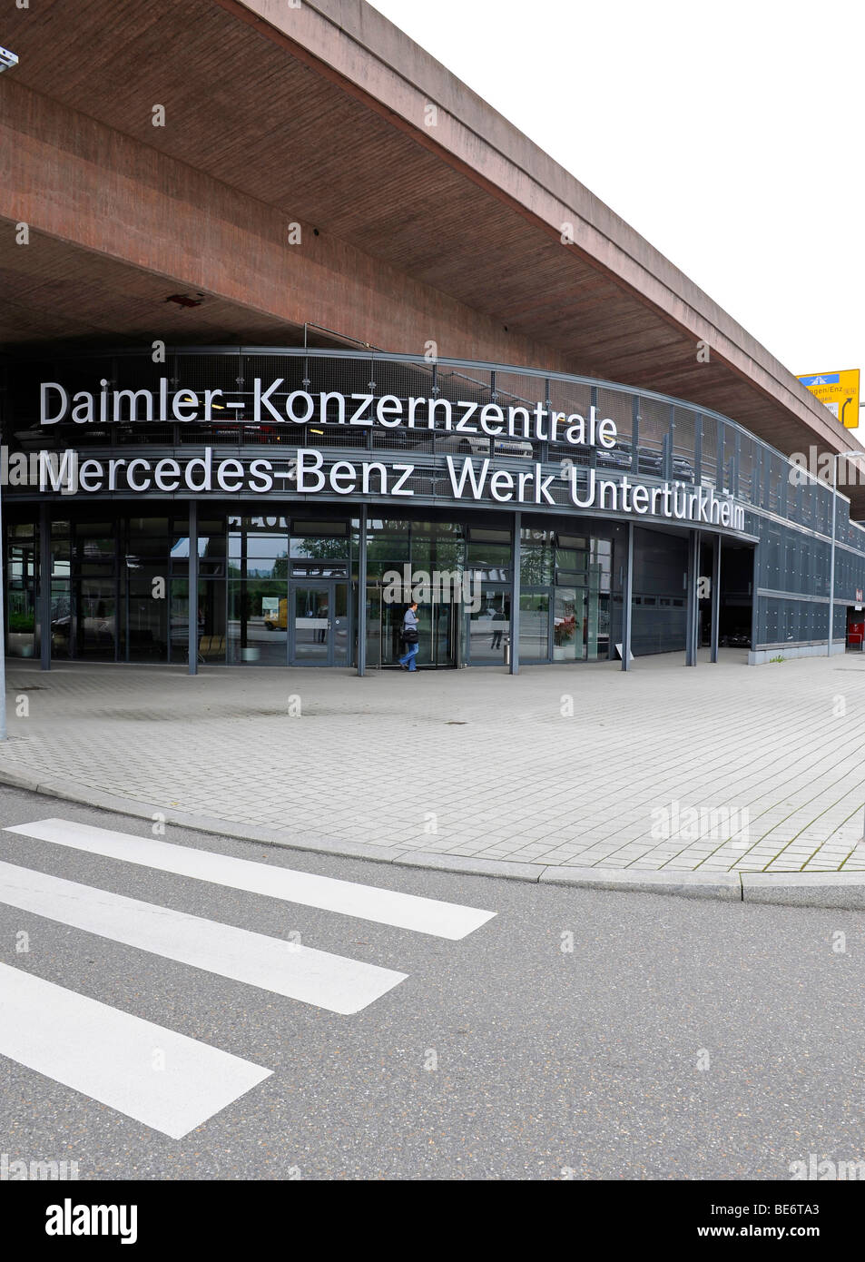 Entrée principale du Quartier général du groupe Daimler, l'usine Mercedes-Benz de Stuttgart, Bade-Wurtemberg, Allemagne Untertuerkheim, Eur Banque D'Images
