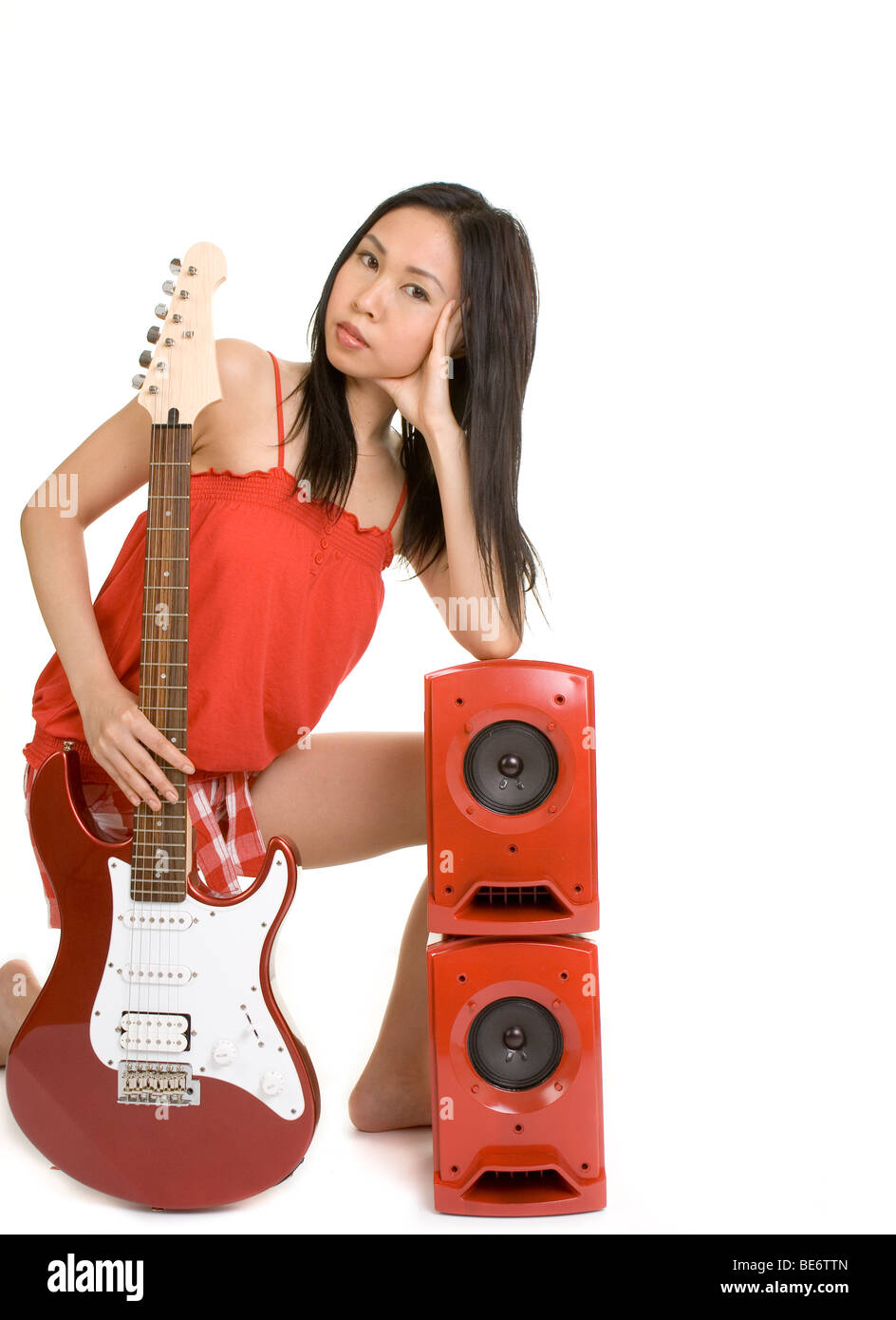 Asian girl avec guitare et haut-parleurs Photo Stock - Alamy