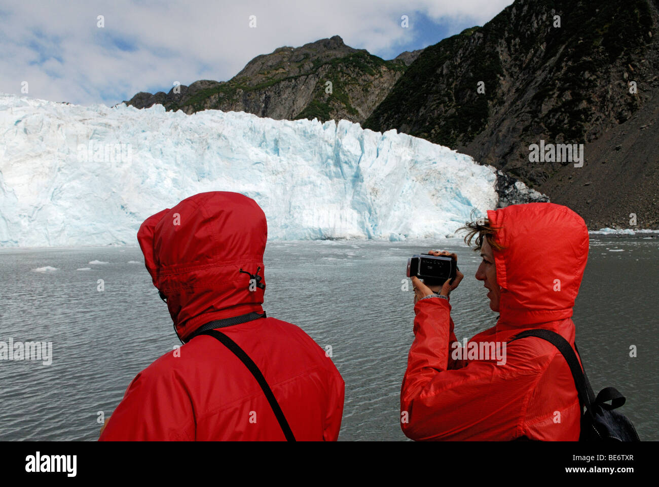 Les écotouristes regardant au vêlage glaciaire du glacier Holgate, Kenai Fjords National Park, Alaska Banque D'Images
