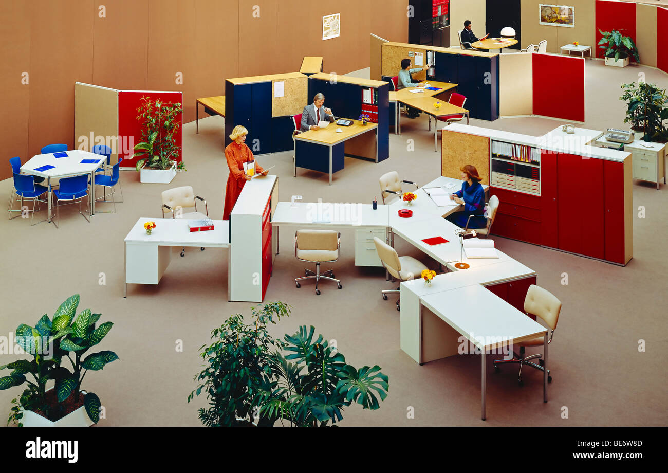 1970 personnes au travail dans les bureaux open space sommaire Banque D'Images
