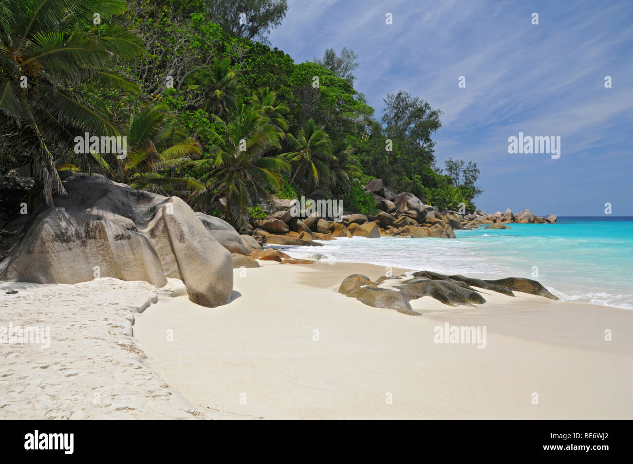Plage de rochers et végétation tropicale, Anse Georgette, Praslin Island, Seychelles, Afrique, Océan Indien Banque D'Images
