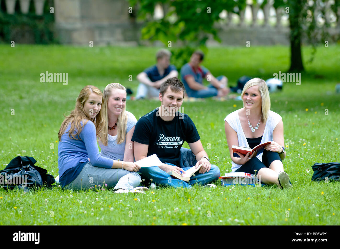Les étudiants de l'Université de Hohenheim, Parc du Château de Hohenheim, Hohenheim, Bade-Wurtemberg, Allemagne, Europe Banque D'Images